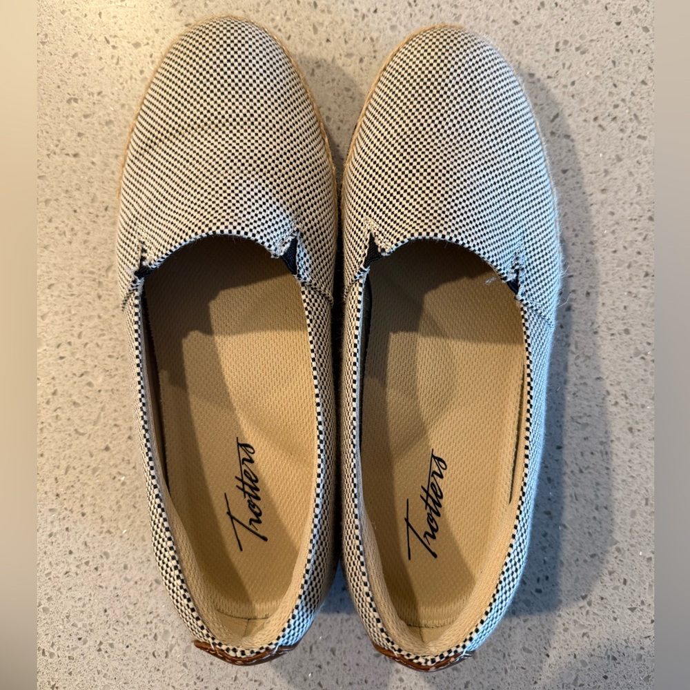 Trotters Black & Cream Loafers, Size 6.5